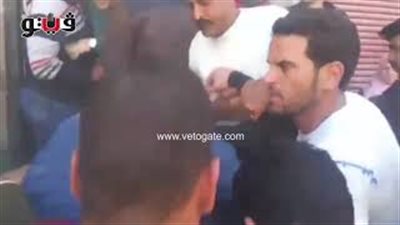 هروب أشرف زكي وفاروق الفيشاوي من المعجبين بعد جنازة محمود الجندي