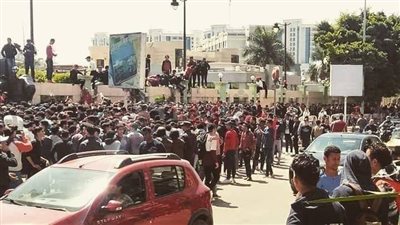 احتشاد جماهير الأهلي على منافذ بيع تذاكر مباراة صن داونز بالإسكندرية (صور)