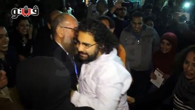 بالفيديو.. الاحتفال بالإفراج عن علاء عبد الفتاح على أنغام «الشيخ إمام»