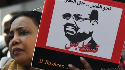 أتى بانقلاب وأطاح به الحراك الشعبي.. 12 معلومة عن البشير