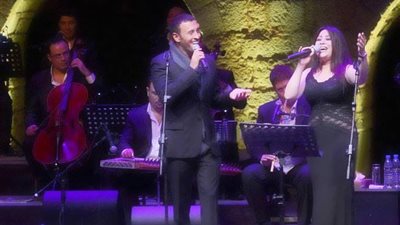 بالصور.. يسري محنوش تتألق مع القيصر كاظم الساهر على مسرح بيت الدين