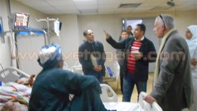 بالصور.. مكافأة طبيب وخصم لآخر بمستشفيات أسيوط