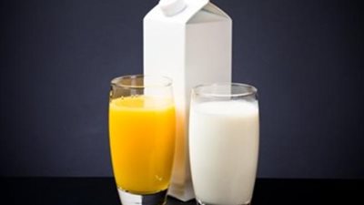 ماء ولبن وعصير.. قائمة مشروبات تناسب إفطار طفلك
