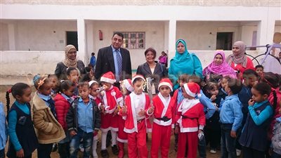 بالصور.. تلاميذ مدرسة الصغير يستقبلون مدير التعليم بملابس «بابا نويل»