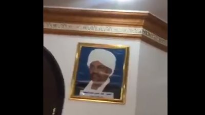 موظفو سفارة السودان بالكويت يحطمون صورة البشير (فيديو)