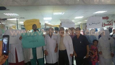 بالصور.. وقفة للعاملين بالتأمين الصحي في الجيزة للمطالبة بحقوقهم