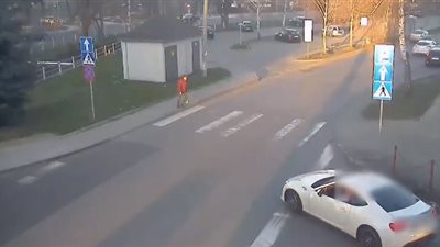 سائق يدهس امرأة ويختبئ داخل سيارته (فيديو)