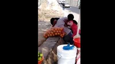 فتاة تساعد والدها في الاعتداء على بائع فاكهة (فيديو)