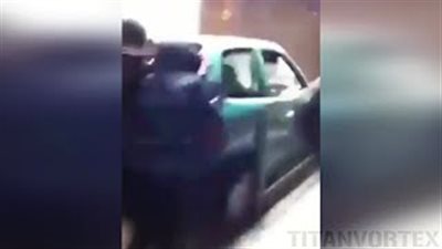 بالفيديو.. مراهقون يدفعون سيارة داخل المترو في احتفالات العام الجديد