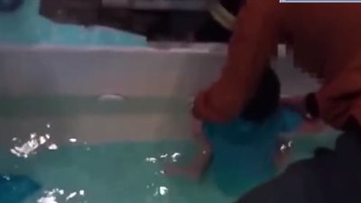 لحظة تحرير يد طفل حشرها في أنبوبة تفريغ بحمام سباحة (فيديو)