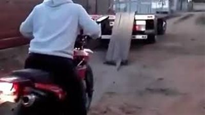 نهاية مروعة لشاب حاول استعراض مهاراته في قيادة الدراجة (فيديو)