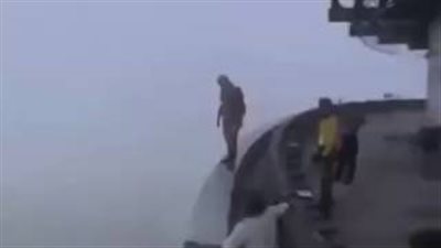 نهاية مأساوية لشاب يسير على حافة مبنى شاهق الارتفاع (فيديو)