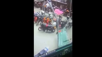 نجاة طفلة من الموت بعد سقوطها من الطابق الـ26 (فيديو)