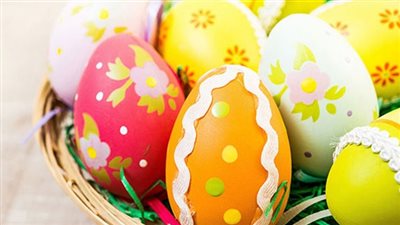 طريقة بسيطة لتلوين بيض شم النسيم والرسم عليه