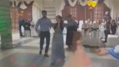 شاب يصيب فتاة خلال رقصه بحفل زفاف (فيديو)