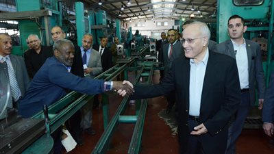 وزير الإنتاج الحربي يتفقد شركة حلوان لمحركات الديزل (صور)