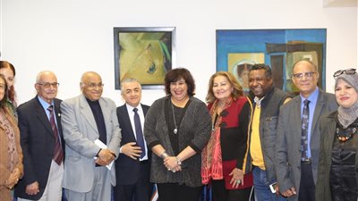 وزيرة الثقافة تجتمع بلجنة القصة وتدرس مقترحا بجائزة في تحقيق التراث