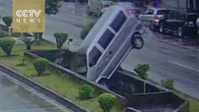 بالفيديو.. حادث تصادم يؤدي إلى سقوط سيارة في قناة مائية