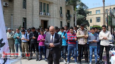 بالفيديو والصور.. القائم بأعمال «علوم القاهرة» يؤم الطلاب في صلاة الغائب