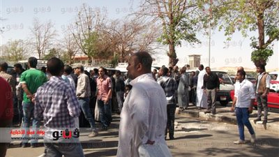 بالفيديو والصور: قطع طريق كورنيش النيل بسبب إضراب البريد في أسوان