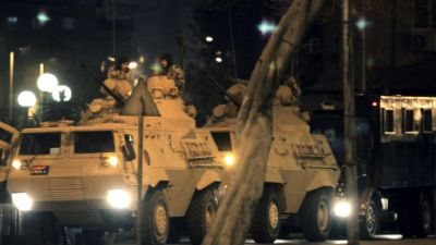 مدرعات الجيش تفصل بين مؤيدي مرسي ومعارضيه أعلى كوبري أكتوبر