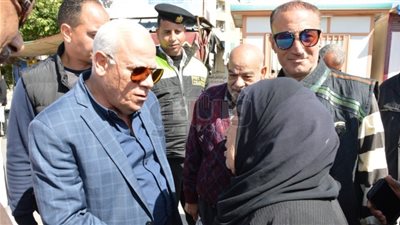 محافظ بورسعيد لأهالي بورفؤاد: جاهزون للربيع ورمضان (صور)