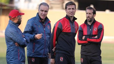 لاسارتي يعقد جلسة مع جهازه المعاون على هامش مران الأهلي