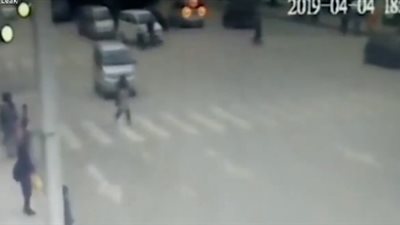 20 شخصا ينقذون فتاة دهستها سيارة (فيديو)