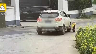 لقطات مروعة لسيارة دفع رباعي تدهس رضيع (فيديو)