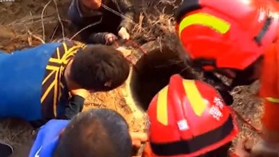 لحظة إنقاذ طفلة سقطت في بئر عميقة (فيديو)