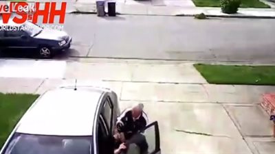 صبي يعتدي على «مسن» بالضرب المبرح (فيديو)