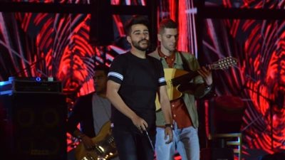 أحمد كامل يغني 