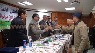بالصور.. رئيس جامعة المنيا يكرم الطلاب الفائزين في الأنشطة