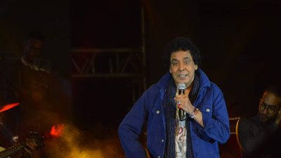 محمد منير يفتتح حفل الجامعة الأمريكية بـ«الليلة يا سمرا» (فيديو وصور)