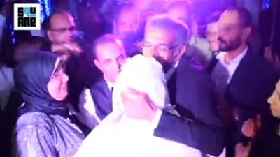 على طريقة «أبو العروسة».. سيد رجب يحقق أمنية فتاة يتيمة ويحضر حفل زفافها (فيديو)