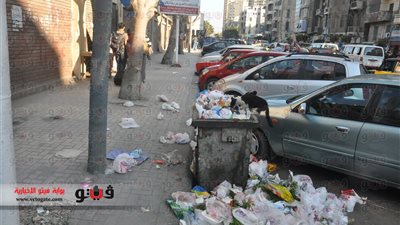 بالصور.. استياء بين طلاب الإسكندرية لانتشار أكوام القمامة أمام الجامعة