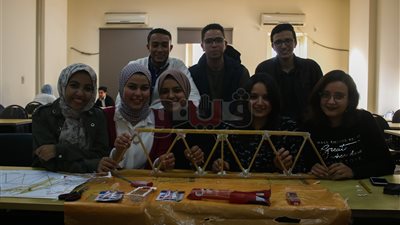 «بالإسباجتي والبيض».. طلاب هندسة المطرية يصممون كباري ومباني مضادة للصواريخ