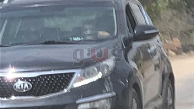 طفل يقود سيارة بالجيزة.. ويمر بسلام من أمام نقطة مرور (فيديو)