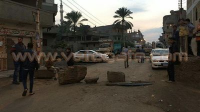 بالصور.. أهالي قرية بالشرقية يقطعون الطريق احتجاجًا على احتراق منازلهم