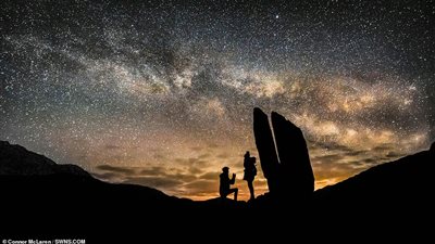 مصور يطلب يد حبيبته بصورة رومانسية (صور)