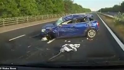 انقلاب سيارة ثلاث مرات بسبب سباق بين سائقين (فيديو وصور)