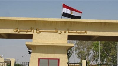 السلطات المصرية تسمح بعبور 74 شاحنة محملة بمواد البناء إلى غزة