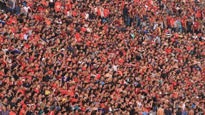 جماهير الأهلي تستقبل لاعبي صن داونز بالهتافات