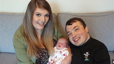 ممثل إنجليزي ينضم لقائمة أقصر الآباء في بريطانيا (صور)