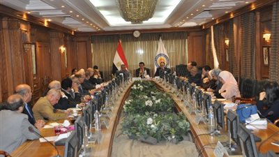 عبد الغفار يناقش مع رؤساء لجان 