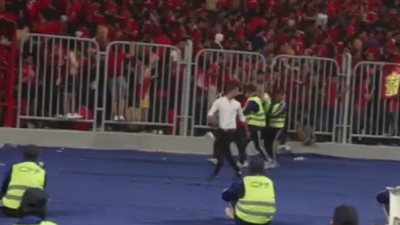 نقل مشجع أهلاوي إلى الإسعاف بعد إصابته بغيبوبة في برج العرب (فيديو)