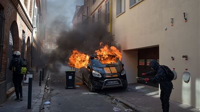 فرنسا تشتعل من جديد.. السترات الصفراء تتحدى الشرطة بالنيران والقمامة