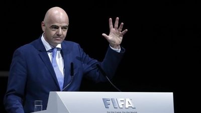 رسميا.. الـ«فيفا» يسمح للحكام بإلغاء المباراة في حالة العنصرية