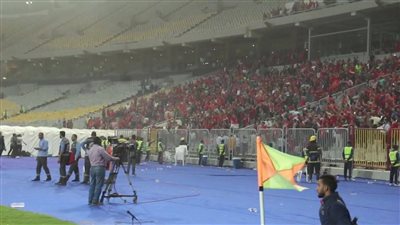 جماهير الأهلي تلقى زجاجات المياه على حكم المباراة ولاعبي صن داونز(فيديو)