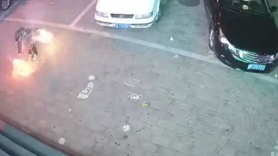 طفل يفجر بالوعة بالألعاب النارية (فيديو)